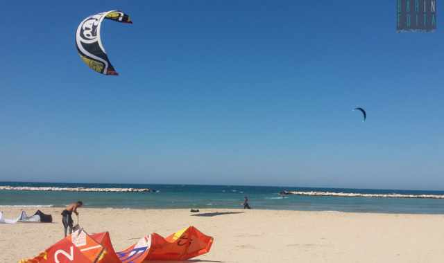 ​Bari, Sup e Kitesurf sulla spiaggia: sembra la California ma  Pane e Pomodoro